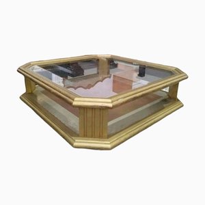 Mesa de centro vintage de madera dorada con tablero de vidrio, España, años 80