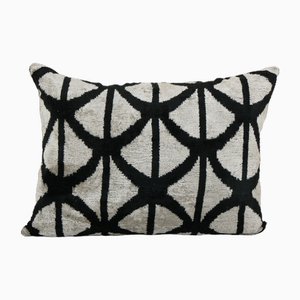 Housse de Coussin Lombaire Ikat Velours et Soie en Noir et Crème