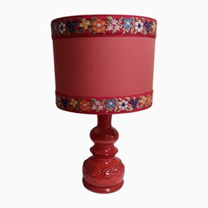 Lámpara de mesa alemana con pie de cerámica estampada en rojo y pantalla de tela roja, años 70