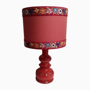 Deutsche Tischlampe mit rot gemustertem Keramikfuß und rotem Stoffschirm, 1970er