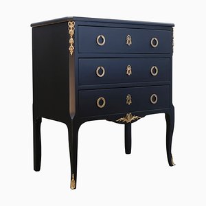 Commode de Style Louis Xv en Noir avec des Garnitures en Laiton et un Plateau en Marbre