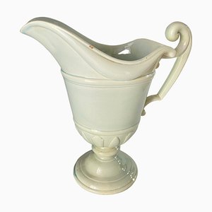 Urna decorativa de porcelana blanca atribuida a Gien, Francia, años 30