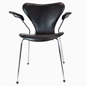 Sedia nr. 3207 della serie Seven con pelle nera di Arne Jacobsen per Fritz Hansen, inizio XXI secolo