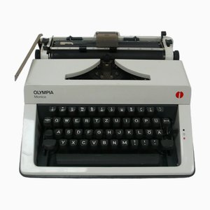 Máquina de escribir portátil Olympia Monica con estuche, Reino Unido, 1979