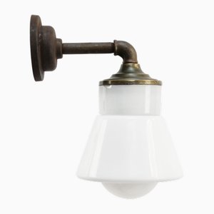 Weiße Vintage Wandlampe aus Opalglas, Messing & Gusseisen