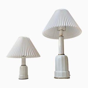 Lámparas de mesa Heiberg danesas de porcelana blanca y latón, años 30. Juego de 2