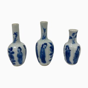 Jarrones en miniatura de casa de muñecas Kangxi azul y blanco de porcelana china, siglo XVIII. Juego de 3