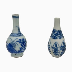 Jarrones en miniatura de casa de muñecas azul y blanco de porcelana china, siglo XVIII. Juego de 2