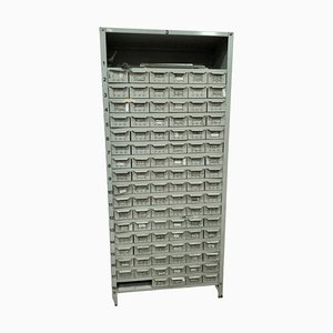 Organizador industrial con 106 cajones de metal