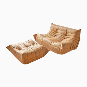 Puf Togo de cuero marrón camel y sofá de dos plazas de Michel Ducaroy para Ligne Roset. Juego de 2