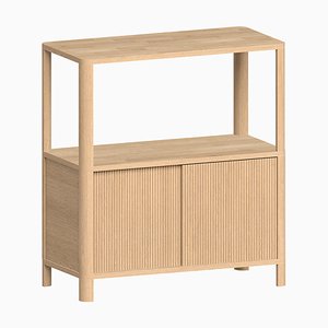 Mesa auxiliar Cloe de roble con puertas de madera de Woodendot