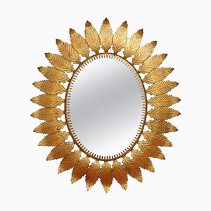 Espejo en forma de sol español vintage de metal dorado con motivo de hojas, años 70