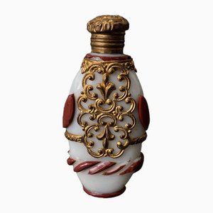 Botella de sal opalina del siglo XIX de forma ovoide forrada con molduras rojas