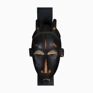 Máscara antigua de madera tallada