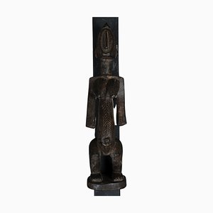 Figura femminile antica in legno intagliato