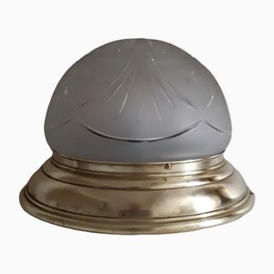 Lampada da soffitto con montatura profilata in ottone e paralume in vetro sabbiato opaco, fine XIX secolo
