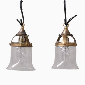 Lámparas colgantes francesas Mid-Century en forma de campana de latón y vidrio claro. Juego de 2