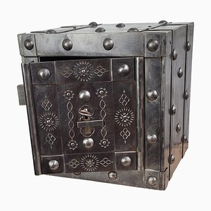 Caja fuerte italiana con tachuelas de hierro forjado, siglo XVIII