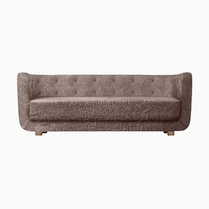 Vilhelm Sofa aus Sahara Schaffell & Räuchereiche von Lassen