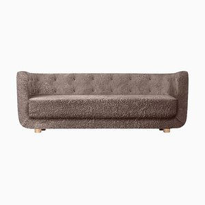 Vilhelm Sofa aus Sahara Schaffell und Eiche natur von Lassen