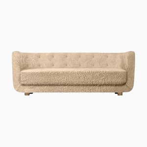 Vilhelm Sofa aus Honig Schaffell & Räuchereiche von Lassen