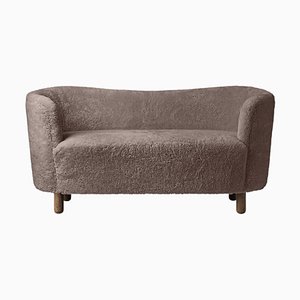 Mingle Sofa aus Sahara Schaffell & Räuchereiche von Lassen