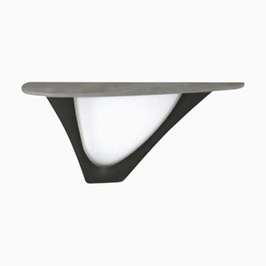 Mesa G-Console de grafito con base de acero mono y tablero de hormigón de Zieta