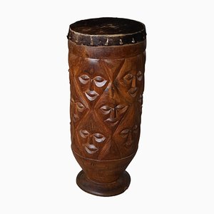 Westafrikanische Trommel aus geschnitztem Holz, 1970er