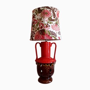 Lampada da tavolo vintage con base in ceramica rossa e marrone con illuminazione interna, doppia maniglia e paravento in tessuto a motivi geometrici, Germania, anni '70