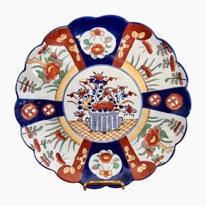 Antique Japanese Imari Plate with a Scallop Shaped Edge, 1900s