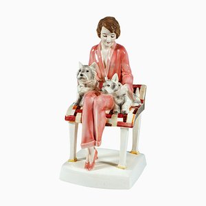Señora sentada de cerámica con dos terriers atribuida a Josef Lorenzl para Goldscheider, Viena, años 30
