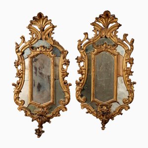Espejos barrocos italianos de madera dorada. Juego de 2