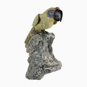 Figura de loro de piedras semipreciosas, década de 1900