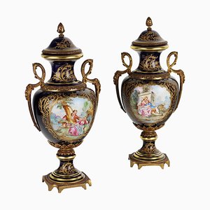 Jarrones Sèvres de porcelana y bronce dorado, mediados de 1900. Juego de 2