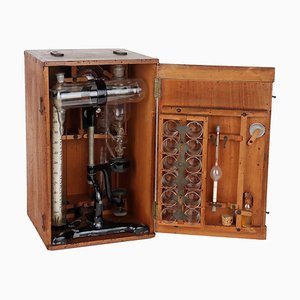 Instrumento científico de haya, metal y vidrio con caja de madera, mediados de 1900. Juego de 2