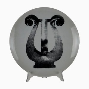 Plato con tema y variaciones de porcelana atribuido a P. Fornasetti, años 60