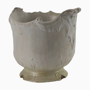 Cachepot a forma di elmo in maiolica bianca, inizio XVIII secolo