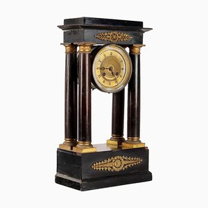 Reloj antiguo con forma de templo de bronce dorado