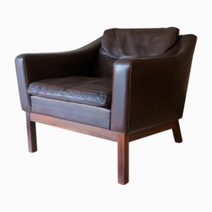 Sillón danés de cuero marrón con cojines de plumón de Poul M. Jessen, años 60