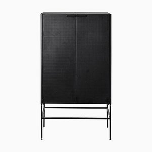 Mueble de rejilla en negro de Kristina Dam Studio