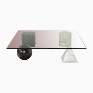 Mesa de centro con tablero de vidrio y patas de formas geométricas en mármol de Carrara Mod. Metafora de Casigliani para Gianni Vignelli, años 80