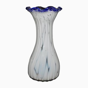 Jarrón de cristal de Murano blanco con borde azul, años 70
