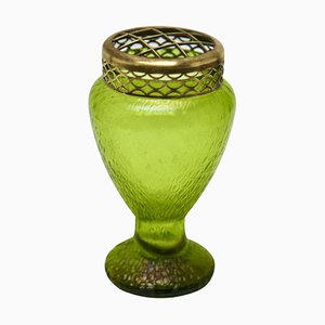 Vase Art Nouveau en Verre Piqué Fleurs Vert Irisé attribué à Loetz, 1920s