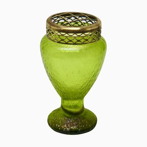 Vaso Art Nouveau in vetro verde iridescente Pique Fleurs attribuito a Loetz, anni '20