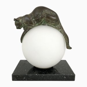 Französische Equilibre Skulpturale Tischlampe mit Katze auf Glaskugel von Gaillard für Max Le Verrier, 2022