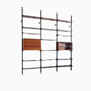 Librería de caoba con verticales de metal y estantes ajustables, Italia, años 50