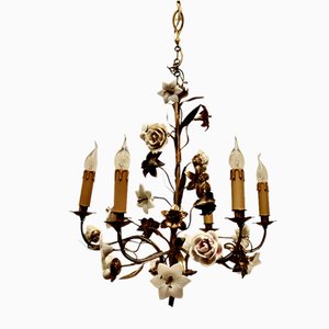 Lámpara de araña francesa Toleware dorado y cerámica floral con 6 brazos