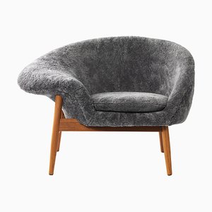 Fauteuil Fried Egg Left en Peau de Mouton Gris Scandinave par Warm Nordic