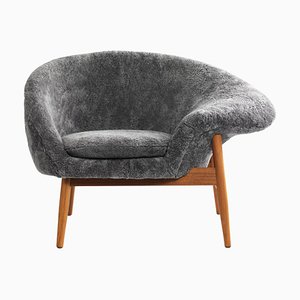 Fried Egg Right Lounge Chair in Grey Sheepskin by Warm Nordic
