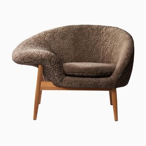 Fauteuil Fried Egg Left en Peau de Mouton Drake par Warm Nordic